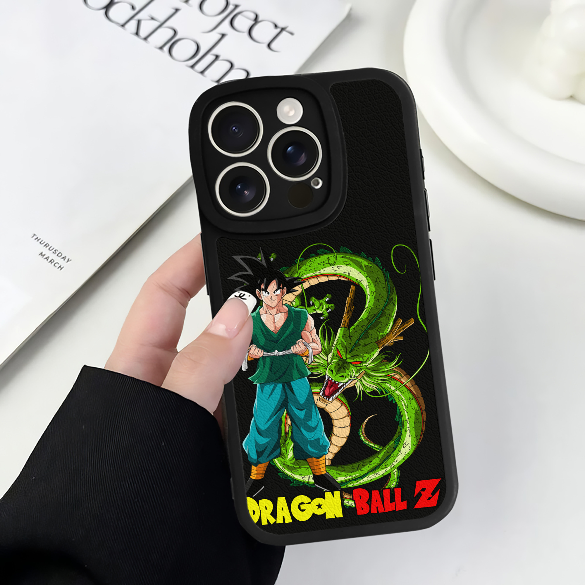 （画像用） ドラゴンボール 孫悟空（そん ごくう）Son Goku カカロット DRAGON BALL Kakarotto 【iPhone 16シリーズ対応】シリコンスマホケース（レザー調） 材質：シリコン